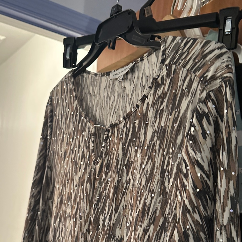 Emily Daniel’s Women's Black and White Tan Sparkle polyester Spandex pattern top - Picture 3 of 6
